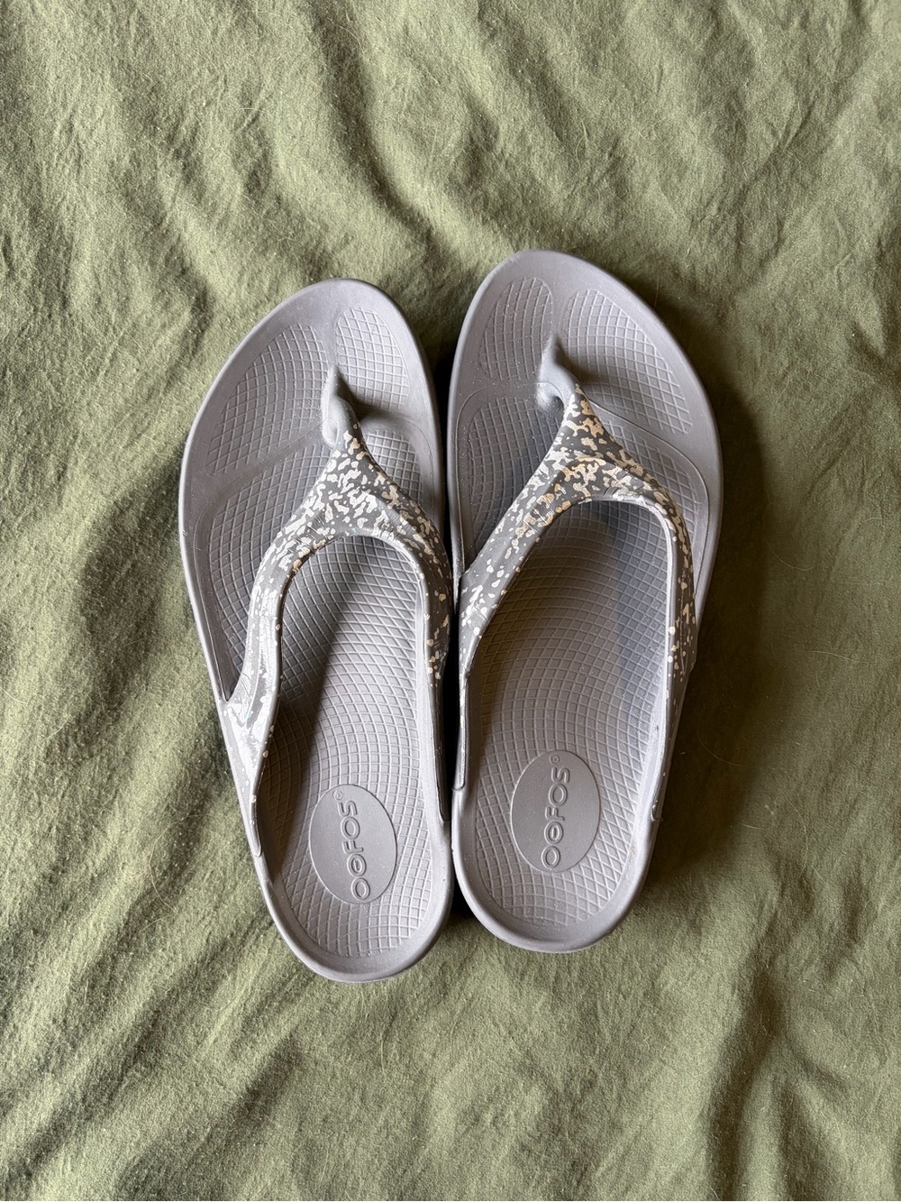 OOFOS Women’s Light Gray Thong Sandals with Speckled Straps
